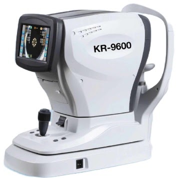 KR-9600-autorefraktometri ja keratometri edestä kuvattuna, näytöllä mittausnäkymä