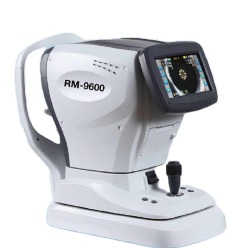 RM-9600-autorefraktometri edestä kuvattuna, näytöllä mittausnäkymä
